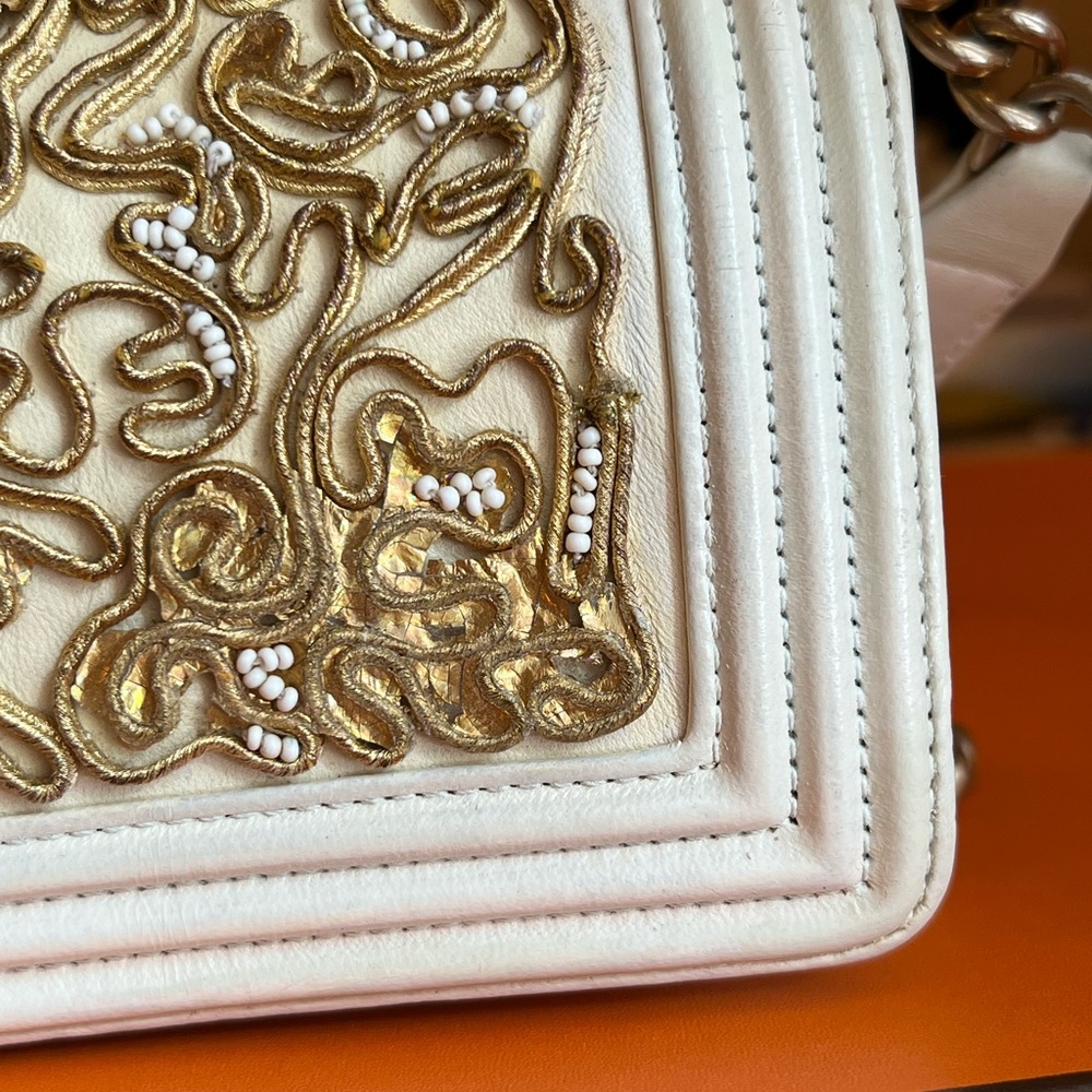 Chanel Versailles Gold and white embroidered mini boy - Picture 4 of 15